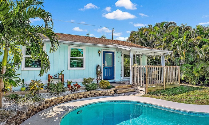 Florida North Atlantic Coast Casa | Charming Bungalow w/ Pool in North Palm Beach