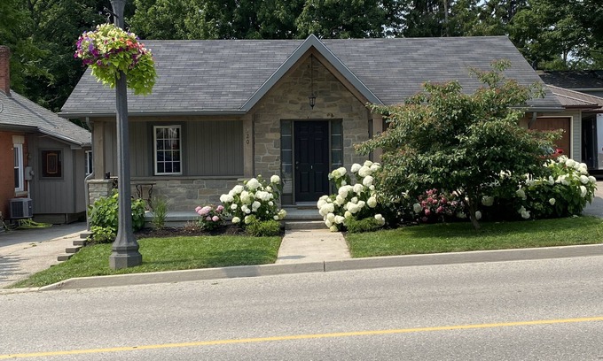 Elora Casa | Charming Bungalow in the Heart of Elora