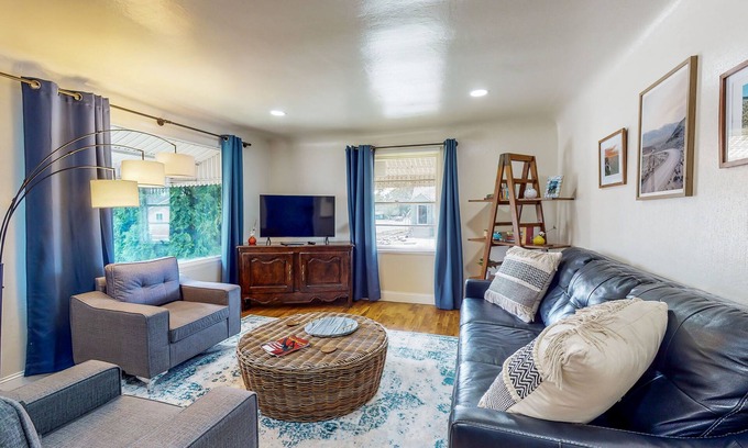 Twin Falls Apartamento | Charming Bungalow - King Bed, office setup