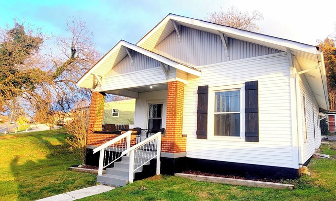 Bristol Casa | Charming Bungalow on a Budget - Dog & Family Friendly, Outdoor Area, Laundry