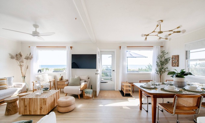 Town of East Hampton Casa | Charming Bungalow on the Bay