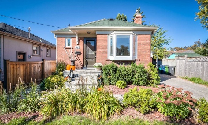 Humber Bay Casa | Charming Bungalow w/basement, parking and deck - 5 min from the lake!