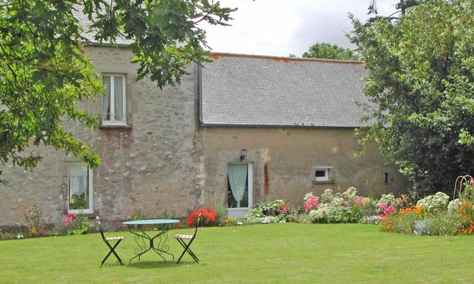 Montaigu-la-Brisette Cabaña | Casa acogedora con jardín privado, Wifi y chimenea en entorno rural