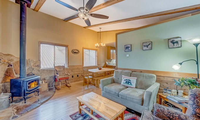 Tahoe Village Cabina | Charming cabin a mile from Heavenly's Boulder Lodge