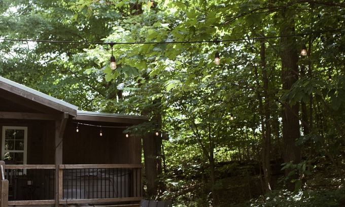 Beach City Cabina | Charming cabin for 2, with private hot tub and peaceful creek