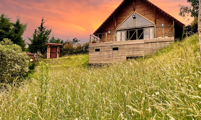 Guarne Cabina | Charming Cabin Getaway in Antioquia: WiFi, Balcony & BBQ