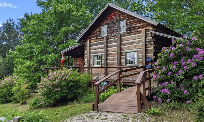 Burnsville Cabina | Charming Cabin Getaway in Burnsville