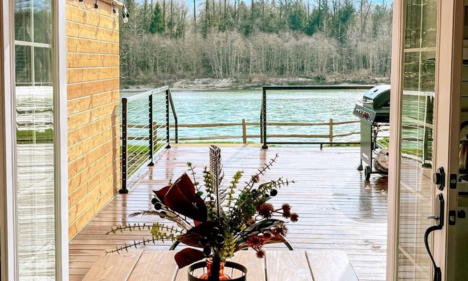 Concrete Cabina | Charming Cabin Getaway w/Hot Tub & River Mt. Views