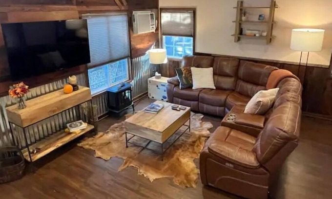 North Auburn Casa | Charming Cabin in Auburn for 4
