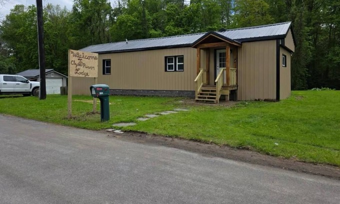 South Butler Cabina | Charming Cabin in Clyde, with a relaxing hot tub!