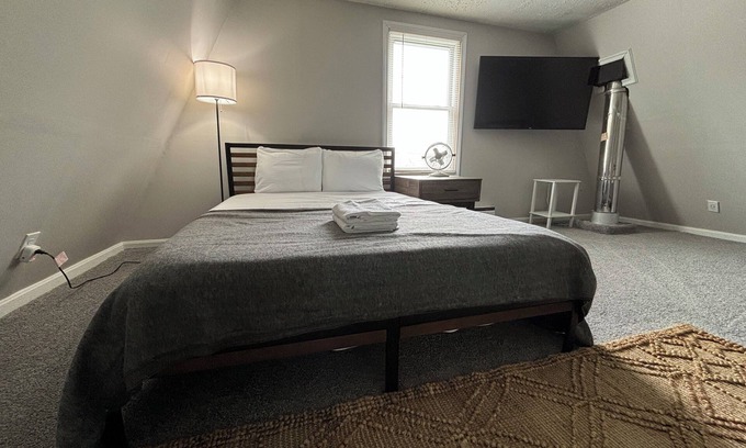 Gypsum Cabina | Charming Cabin in Crystal Rock Sleeps 10 w/ hot tub and terrace balcony!
