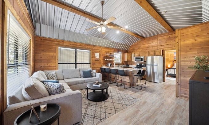 Brenham Cabina | Charming cabin in delightful Brenham with Luxury Amenities
