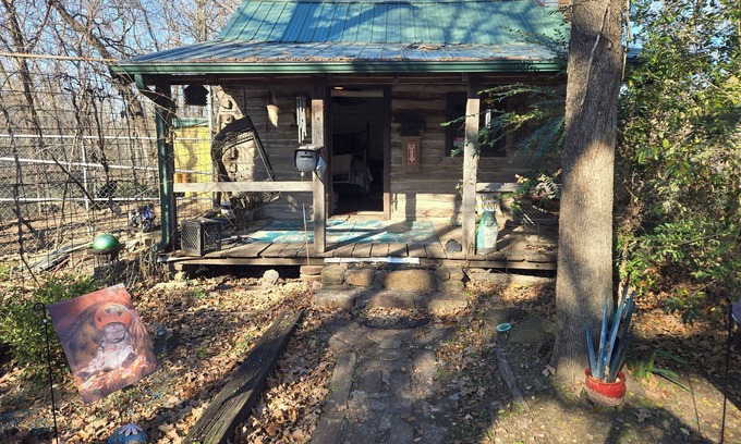 Broken Arrow Cabina | Charming cabin in delightful Broken Arrow at wildlife sanctuary