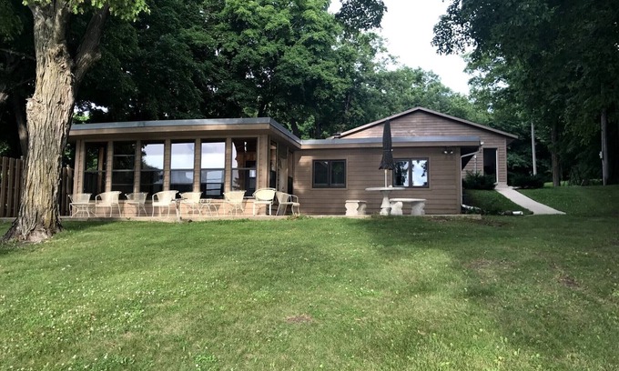 Alexandria Cabina | Charming Cabin on Crystal-Clear Lake Latoka!