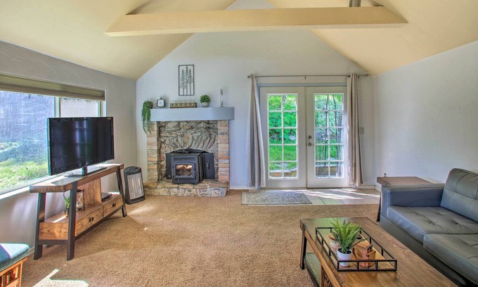 Newman Lake Cabina | Charming Cabin on Newman Lake w/ Boat Dock!