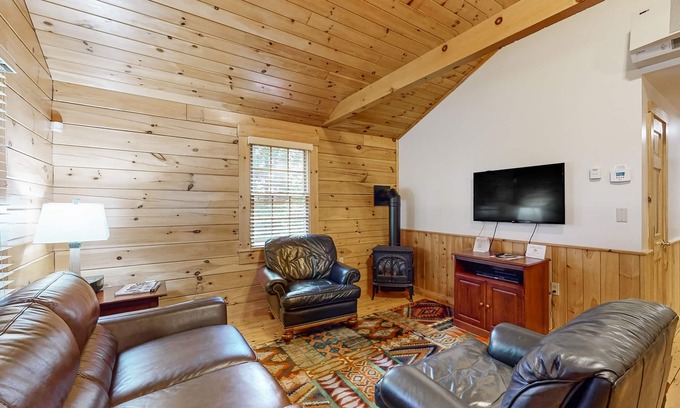 Northport Cabina | Charming cabin retreat with fireplace, kitchen, nearby hiking - dog-friendly