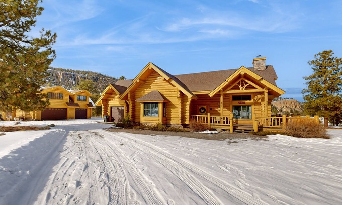 South Fork Casa | Charming cabin surrounded by trees with deck, grill, fireplace, games, & W/D