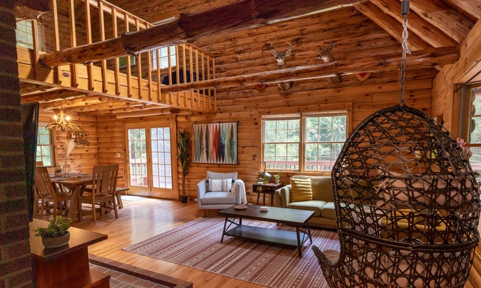 Berkeley Springs Cabina | Charming Cabin with a hot tub on 2 peaceful acres