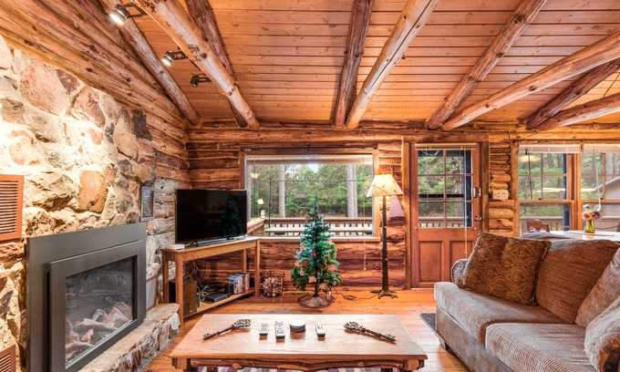 Wisconsin Dells Cabina | Charming cabin with game room, fireplace, hammock, & kitchenette