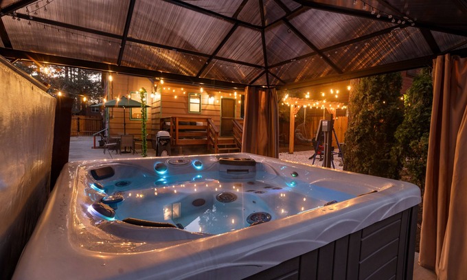 Peter Pan Cabina | Charming Cabin w/Spa. Private Yard. RV/Boat Parking. Near Slopes & Snow Play