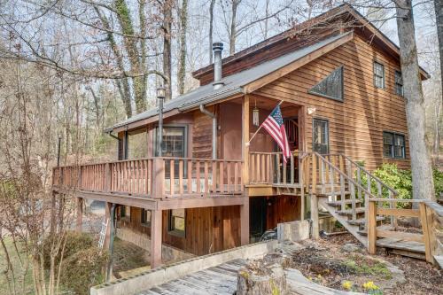Sautee Nacoochee Casa | Charming Cabin with Fire Pit and Decks about 7 Mi to Helen