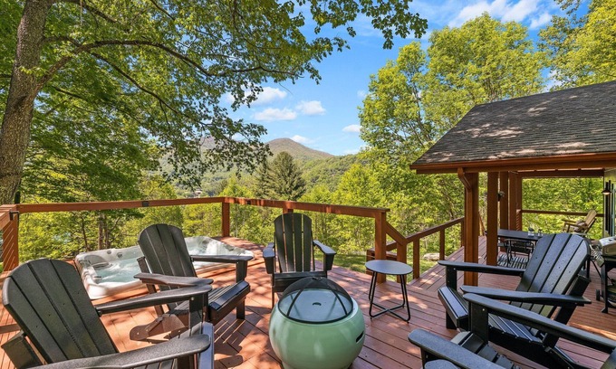 Maggie Valley Cabaña | Charming cabin with hot tub & breathtaking views.