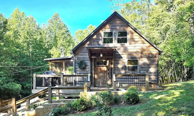 Dahlonega Cabina | Charming cabin with a loft, fire pit and creek in enchanting Dahlonega
