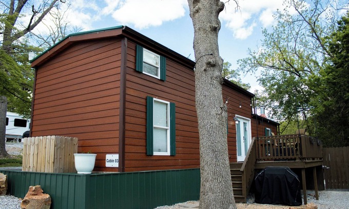 Carthage Cabina | Charming Cabin With Patio/ Hot tub Overlooking Pond