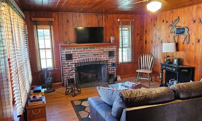 Grubville Cabina | Charming Cabin with screened in porch