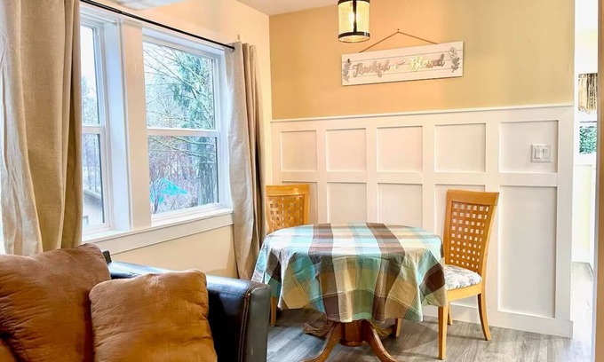 Vida Cabina | Charming cabin with river access & AC in Blue River - perfect for a getaway