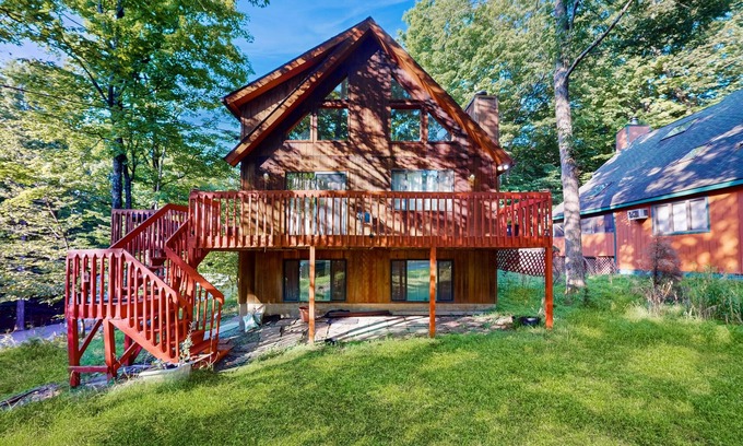 Lake Ariel Casa | Charming cabin with decks, community amenities & dog friendly