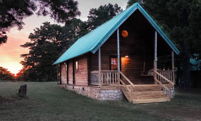 Hattieville Cabina | Charming cabin with loft, porch swing, AC, and WiFi on 295-acre peaceful retreat