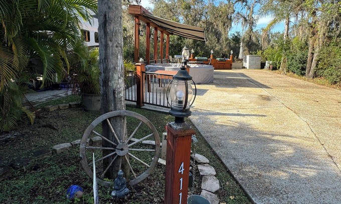 River Ranch Alquiler De RV | Charming campsite in West Gate River Ranch with WiFi access