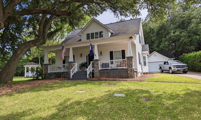 Aiken Cabaña | Charming Cape Cod style cottage located in Pickens Place, Aiken S.C. USA-