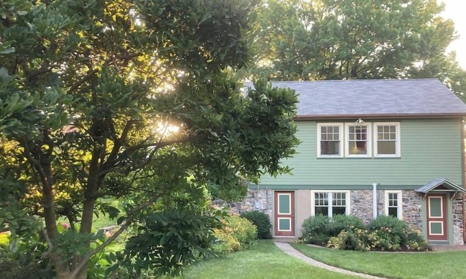 Kennett Square Casa | Charming Carriage House plus 2 Longwood Tickets