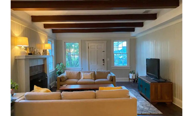 Duckpond Casa | Charming Carriage house in Historic Duckpond