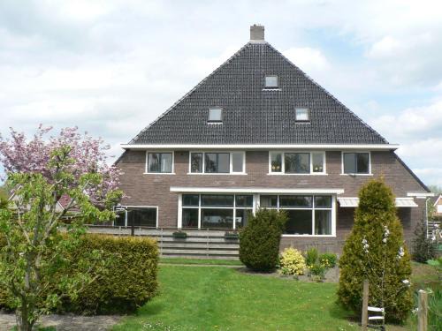 Serrieres-en-Chautagne Casa | Charming Castle in Serrières-en-Chautagn with Pool