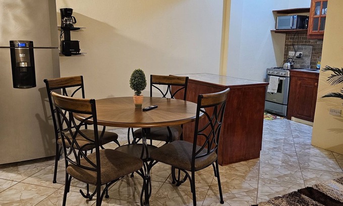 Brighton Apartamento | Charming Castle Berry 1-bedroom apartment unit 206 with WiFi, AC in Brighton