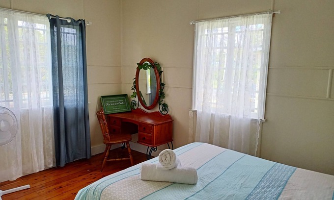 Coorparoo Casa | Charming Central Convenient Peaceful 3bdrm home in Coorparoo