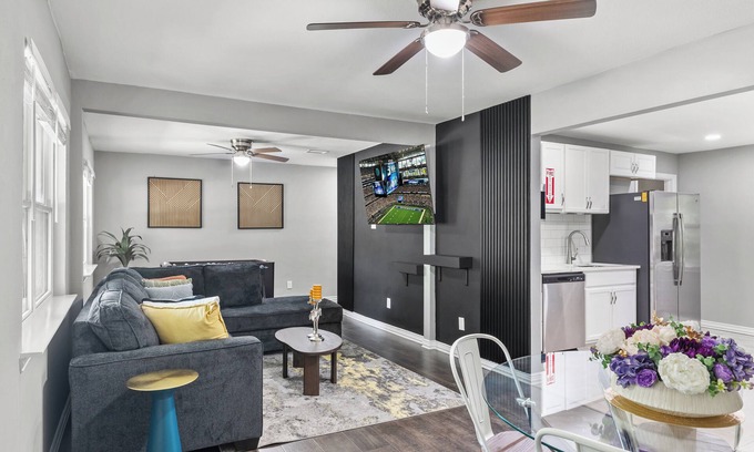 Euless Casa | Charming & Centrally Located, mins. from DFW, 6 Flags & ATT Stadium