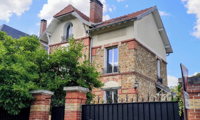 Velizy-Villacoublay Casa | Charming century-old millstone house. Versailles 15 minutes away, Paris 30 minutes.