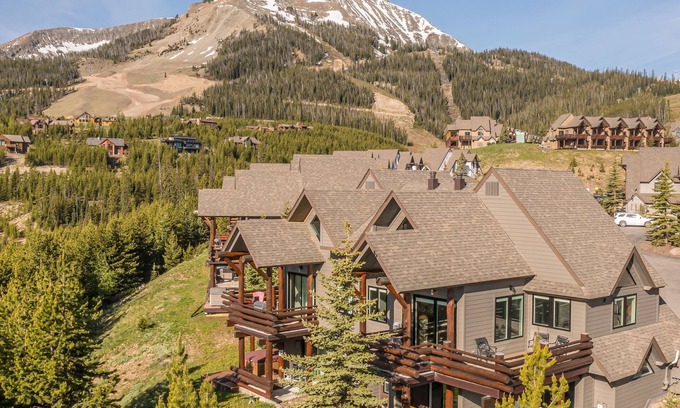 Saddle Ridge Casa | Charming Chalet! Amazing Views, Ski-In/Ski-out, Hot Tub, 7 Min Drive to Resort!