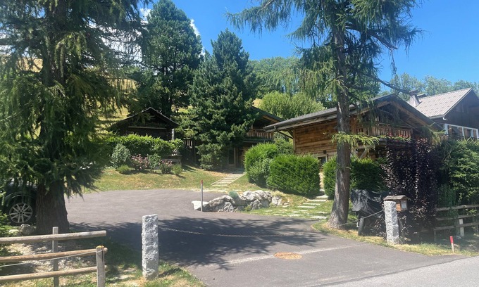 Demi-Quartier Chalet De Esquí | Charming chalet facing the Mont Blanc range. Your 4-legged friend is welcome