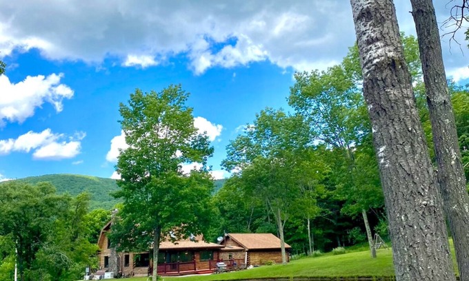 Roxbury Chalet De Esquí | Charming chalet with 5 bedrooms and WiFi, fitness room in peaceful Roxbury