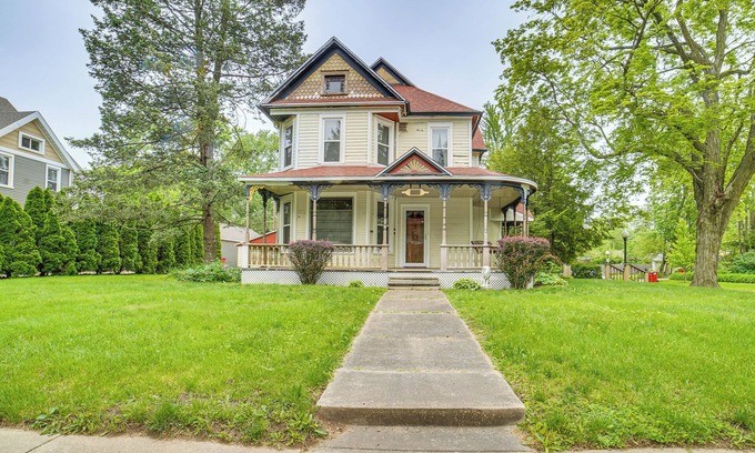 Champaign Casa | Charming Champaign Victorian w/ Deck!