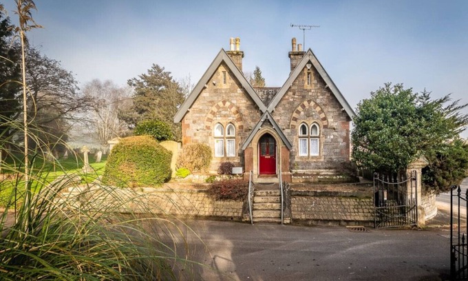 Exeter Casa | Charming character lodge in cemetery grounds