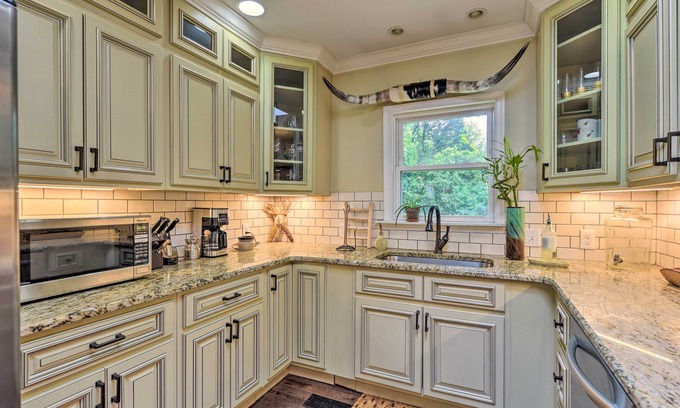 Charlotte Cabaña | Charming Charlotte Cottage on a Half Acre!