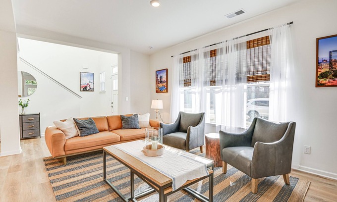 Hidden Valley Casa | Charming Charlotte Townhome: 6 Mi to Downtown!