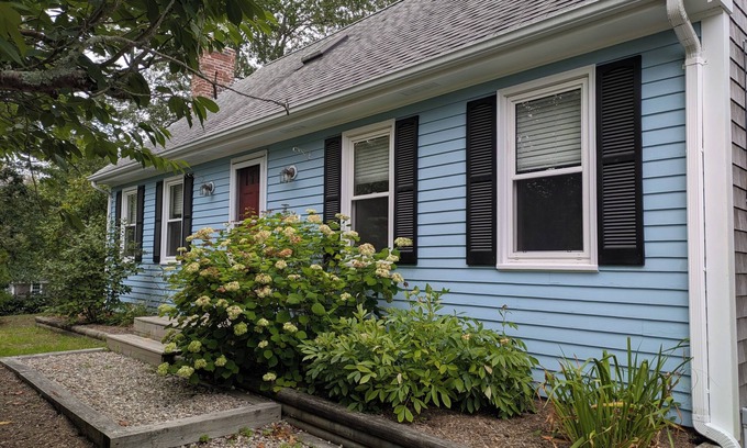 Mashpee Casa | Charming Classic Cape Cod Home steps away from John's Pond