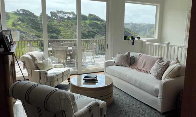 Jenner Cabaña | Charming Coastal Cottage-Entire Home Sleeps 6, Perfect for Couples+Families